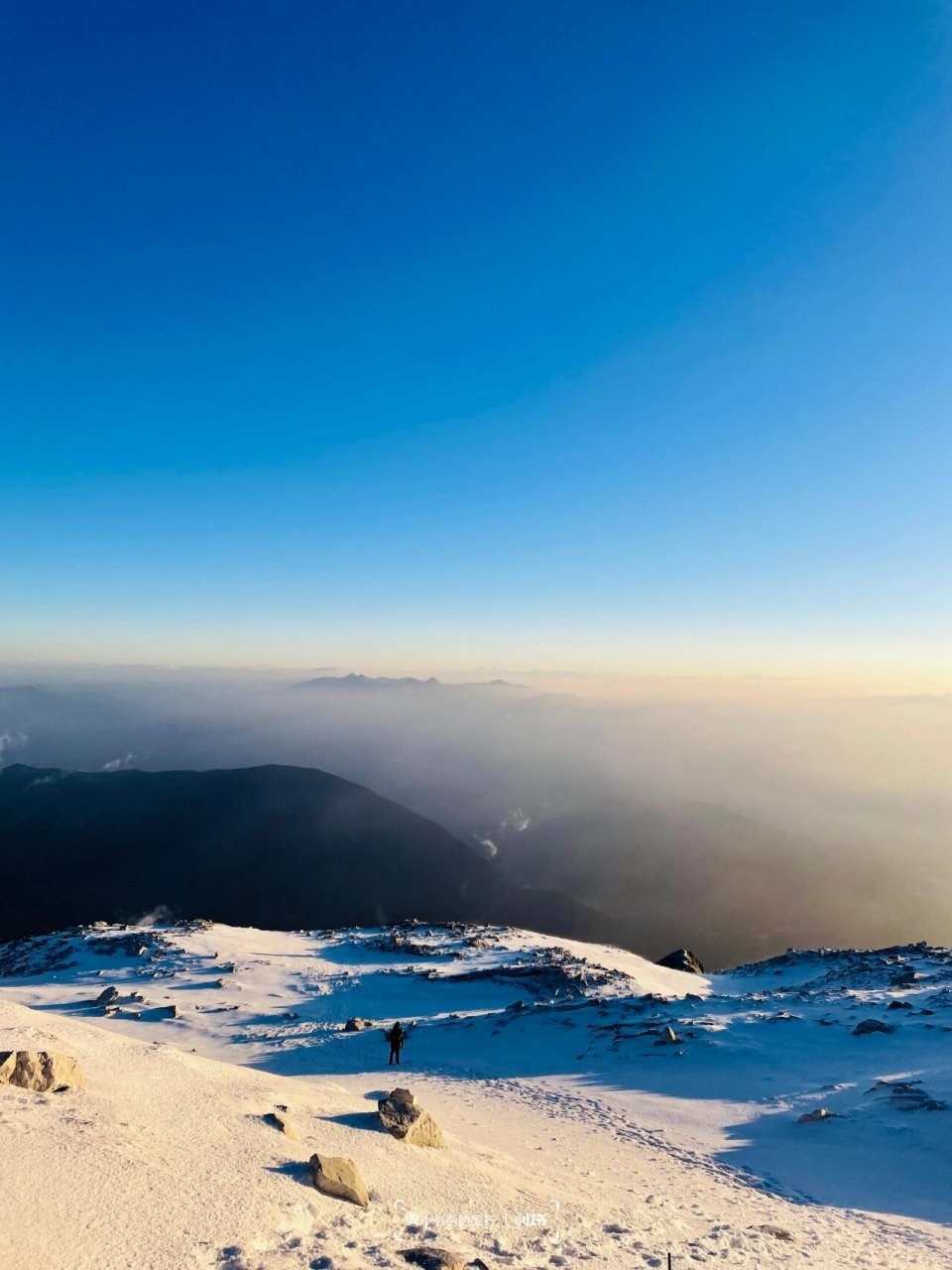 哈巴雪山海拔5396米,是云南的第4高峰,望之险峻雄伟而又美丽神秘.