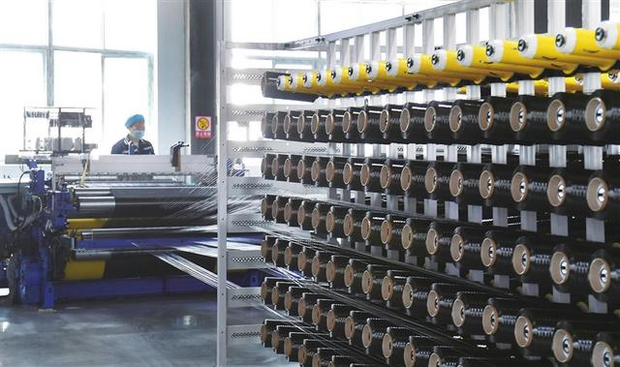 位于阳曲县的山西希本复合材料有限公司内,碳纤维织布机正在加紧生产