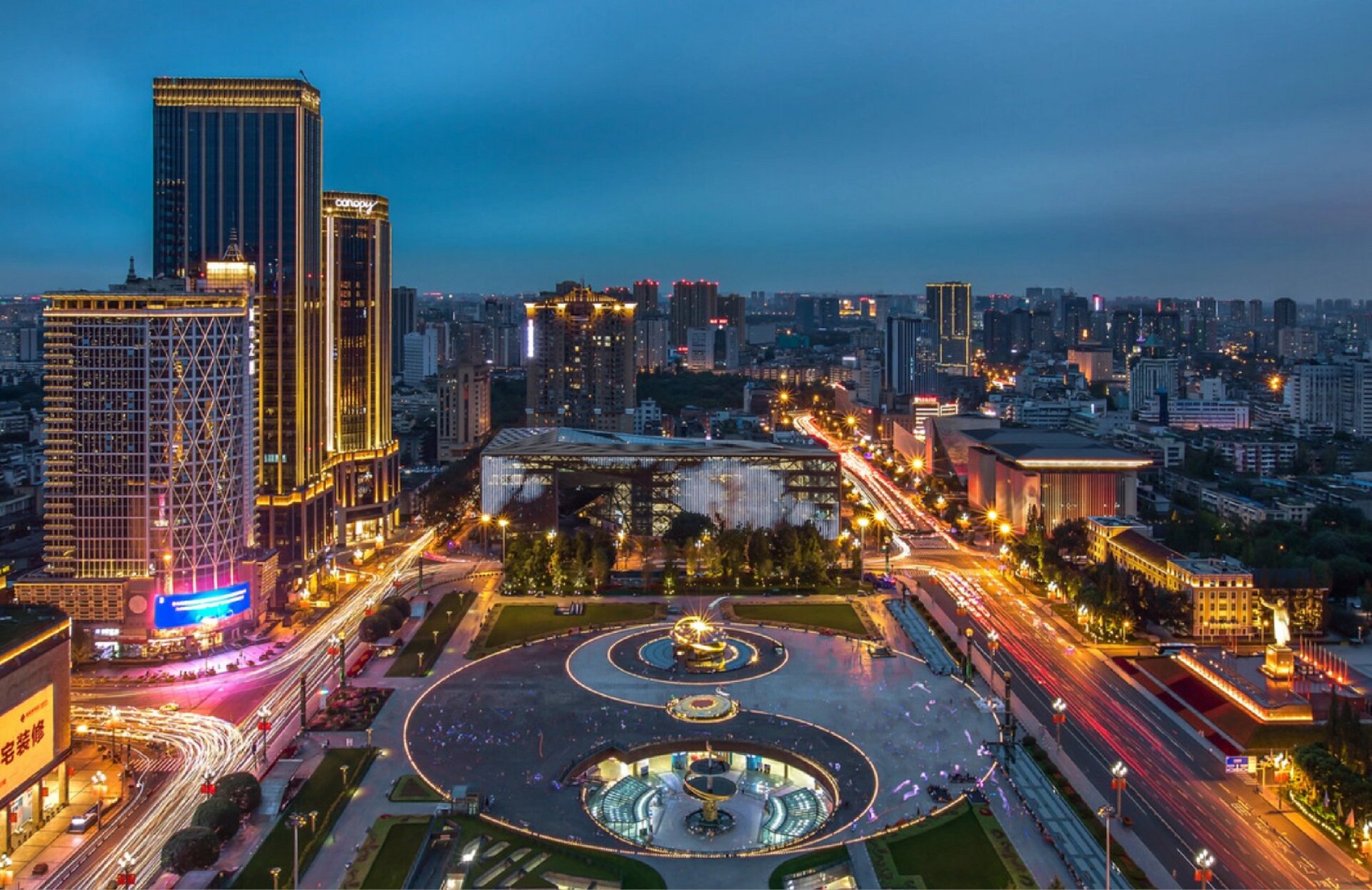 来成都一定要到天府大道上溜达一圈.感受世界级中轴线的魅力.