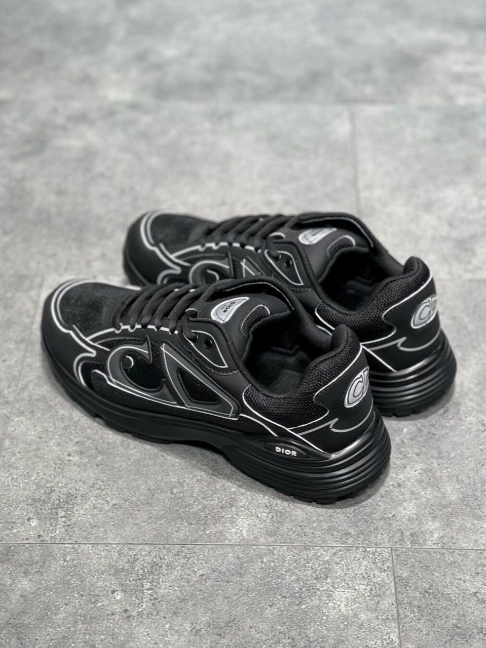 dior迪奥 b30低帮运动鞋 黑色 鞋面用黑色网眼织物和科技面料组成 以