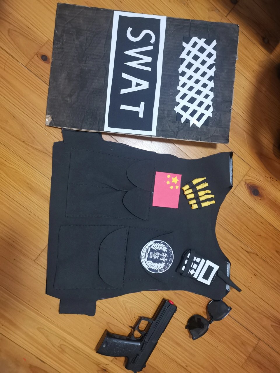 特警服环保手工制作 废妈三小时,走秀3秒钟