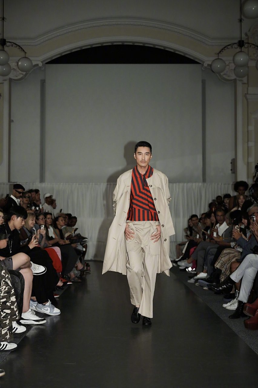 胡兵时装周走秀状态