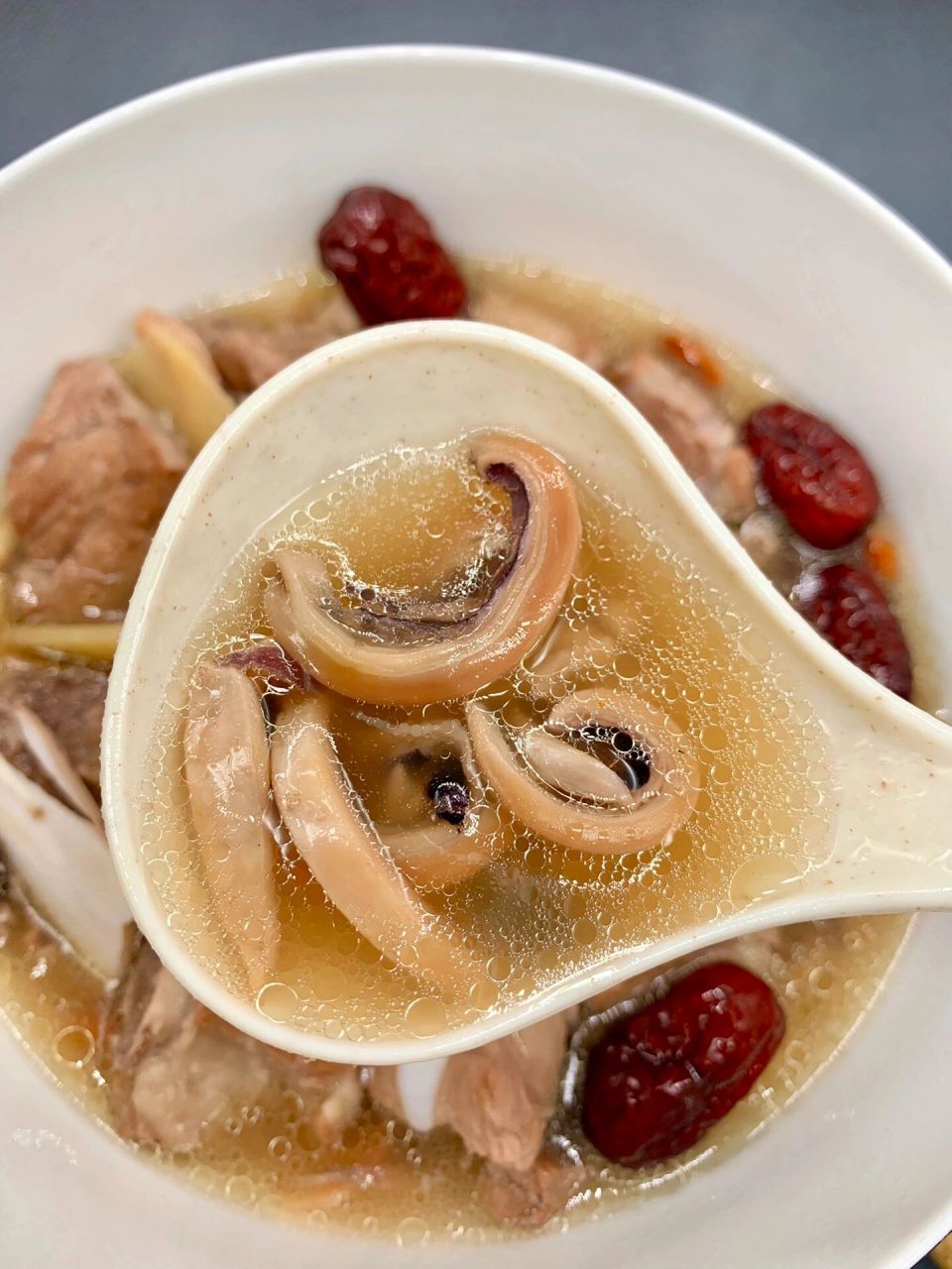 墨鱼炖排骨很多人做错了6015多加2样汤鲜味 墨鱼炖排骨很多人做错