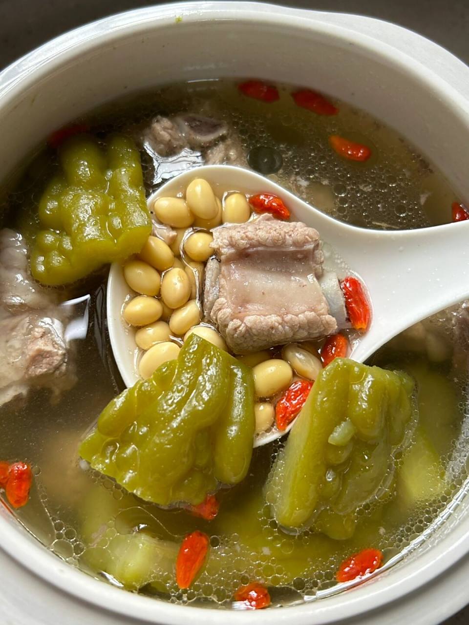 我妈做的凉瓜排骨汤,太好喝了!! 夏日炎炎,来一碗解暑的凉瓜排骨汤! 