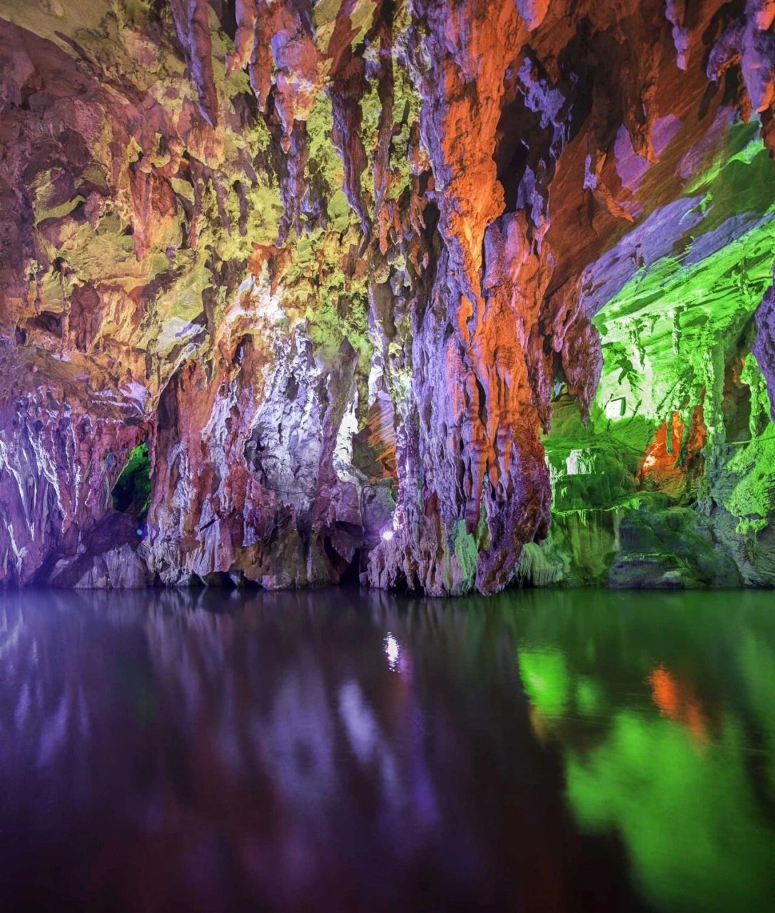 仙桥地下河 仙桥地下河享有"华南第一美洞"之美誉,由"两暗一明"而贯穿