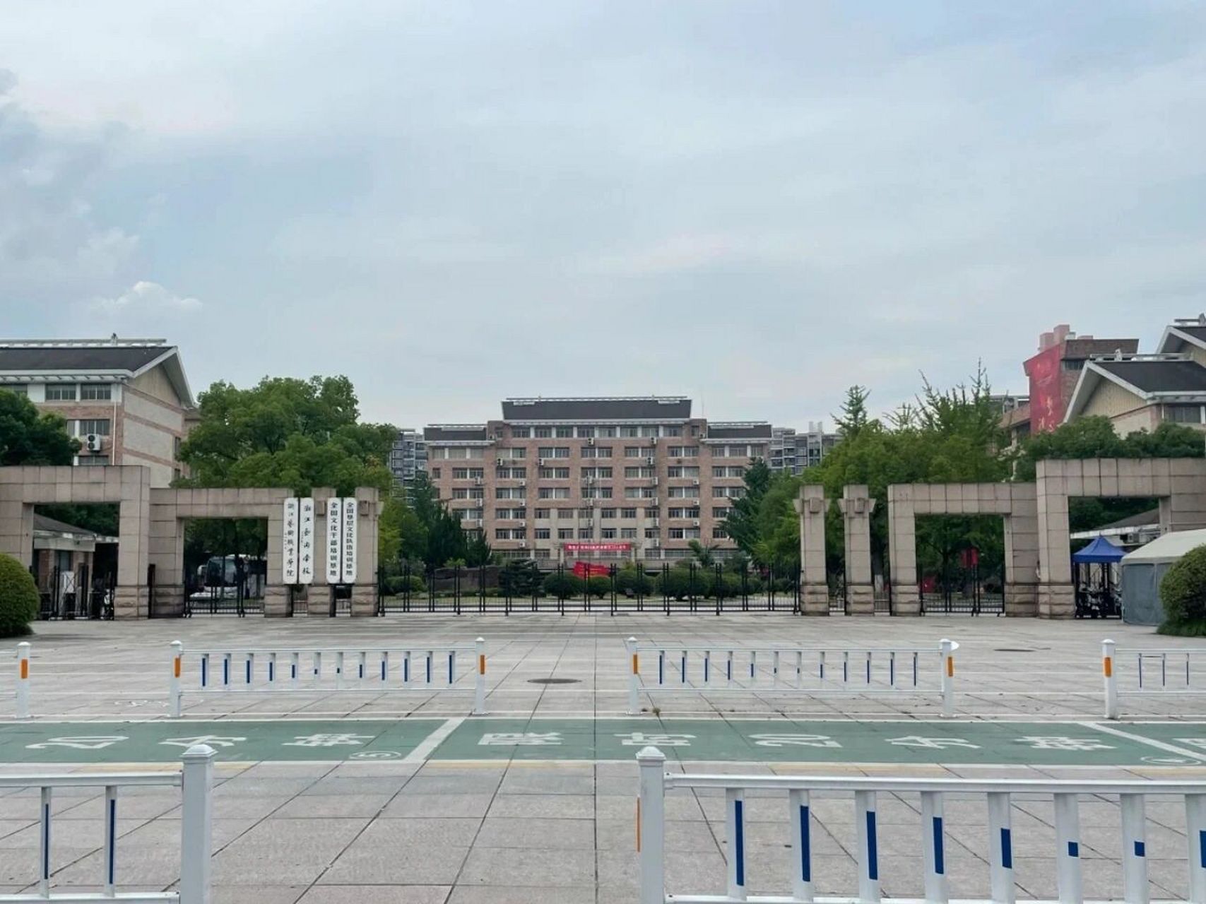 友友们,浙江艺术职业学校 怎么样呀       有学长学姐可以分享分享嘛