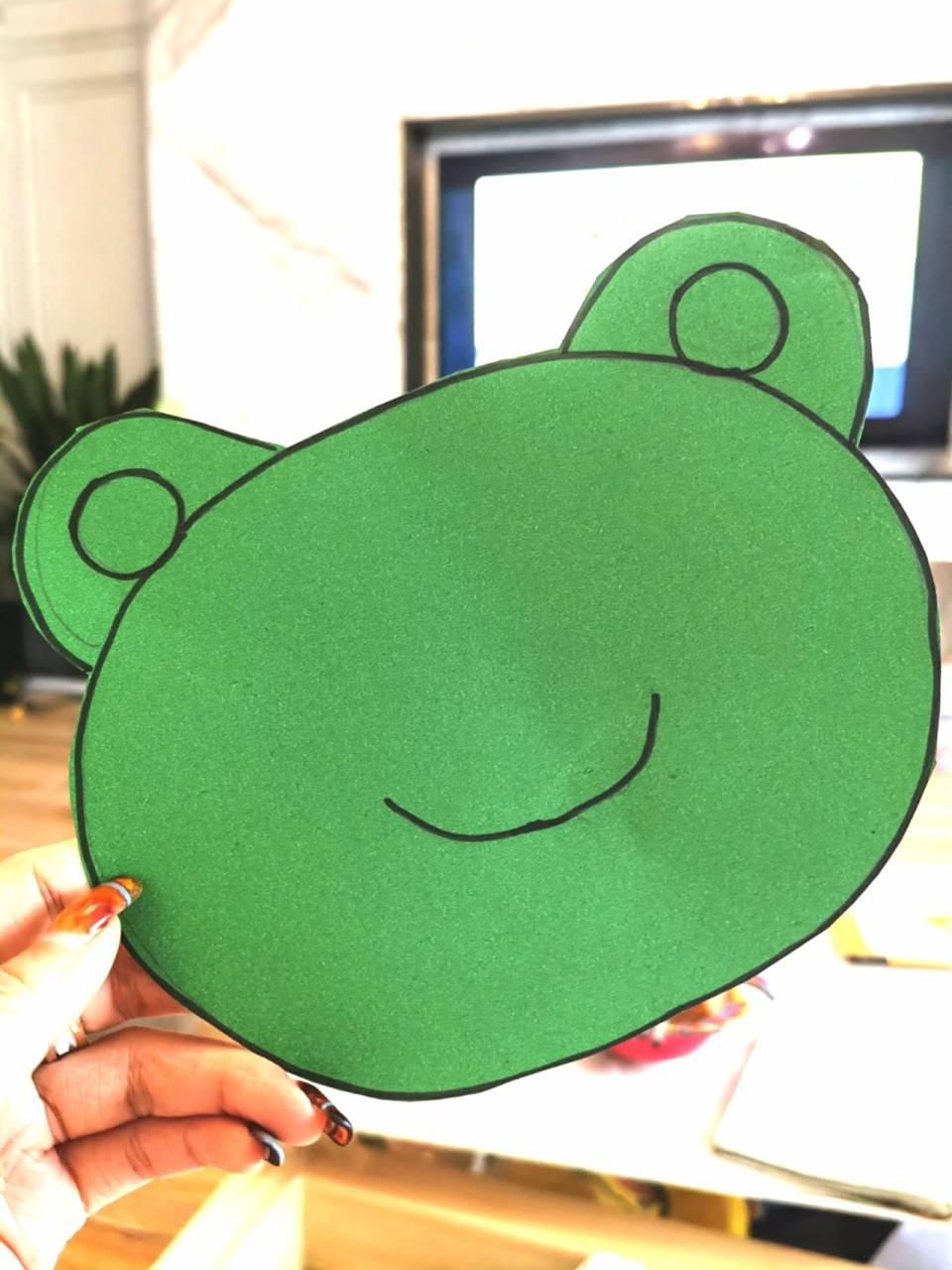 儿童手工作业之(小青蛙90头饰) 准备卡纸n张,剪刀7015,铅笔