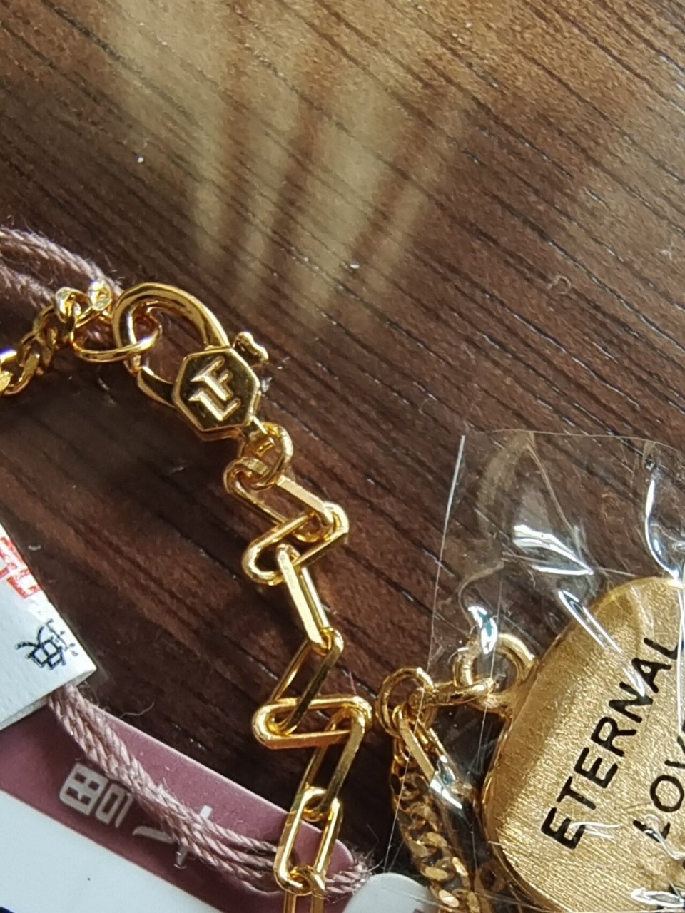 六福项链上面的字母什么意思?