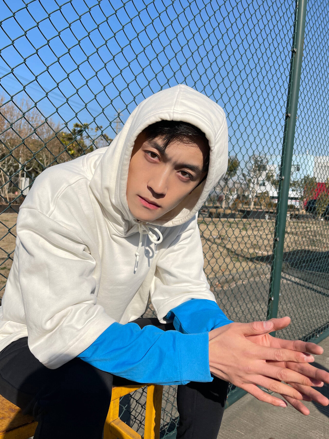 小名妞妞～ 摔摔77之前分享过他的画,他喜欢画画,但是我觉得他的自拍