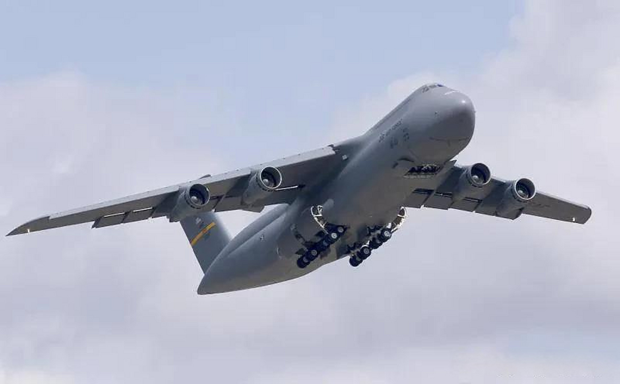 战略运输机是美国洛克希德公司1964年开始研制的大型战略军用运输机