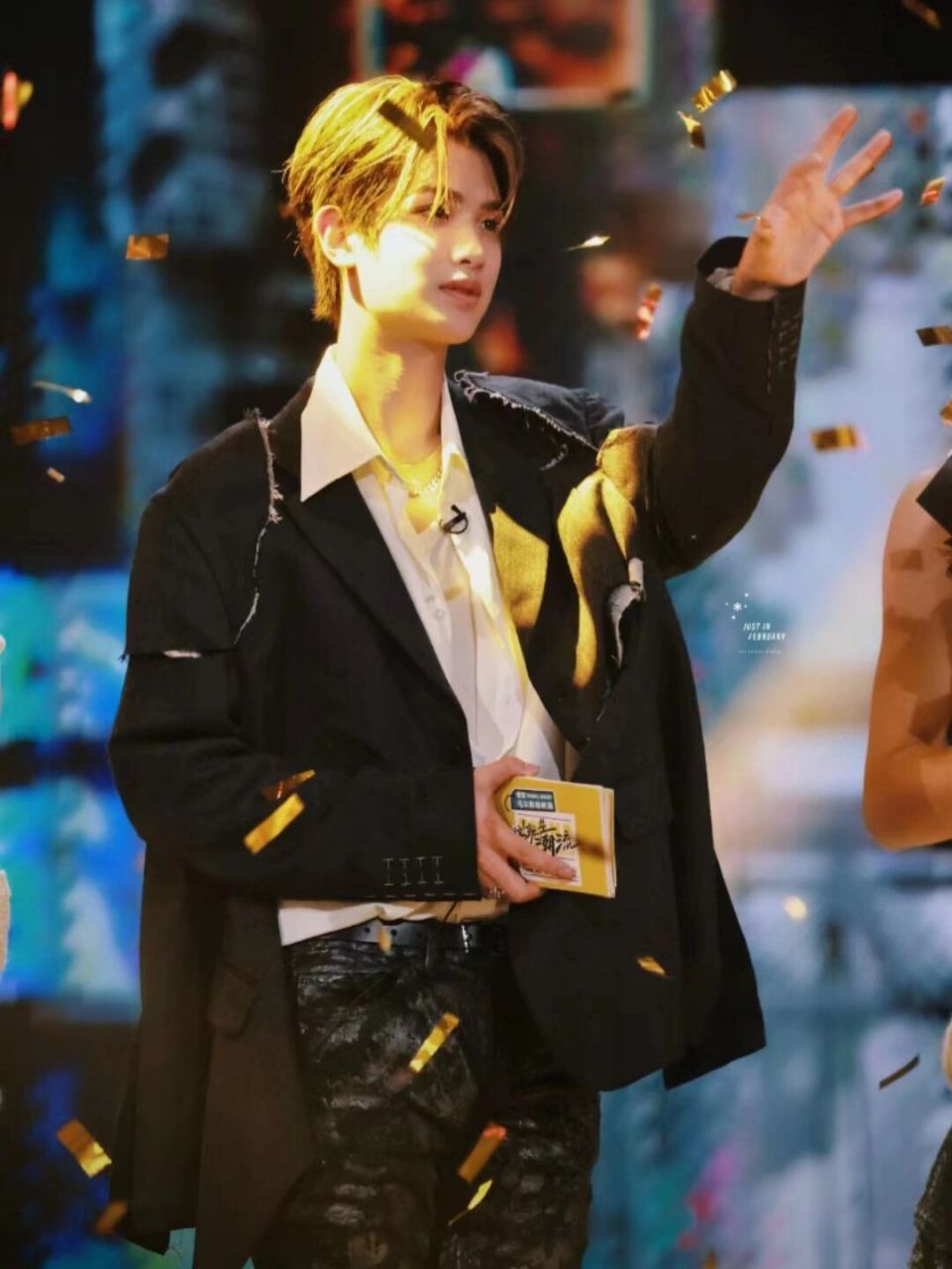 黄明昊神图 "我张开双臂拥抱红尘,我热爱我的年纪,我热爱吹乱我头发的