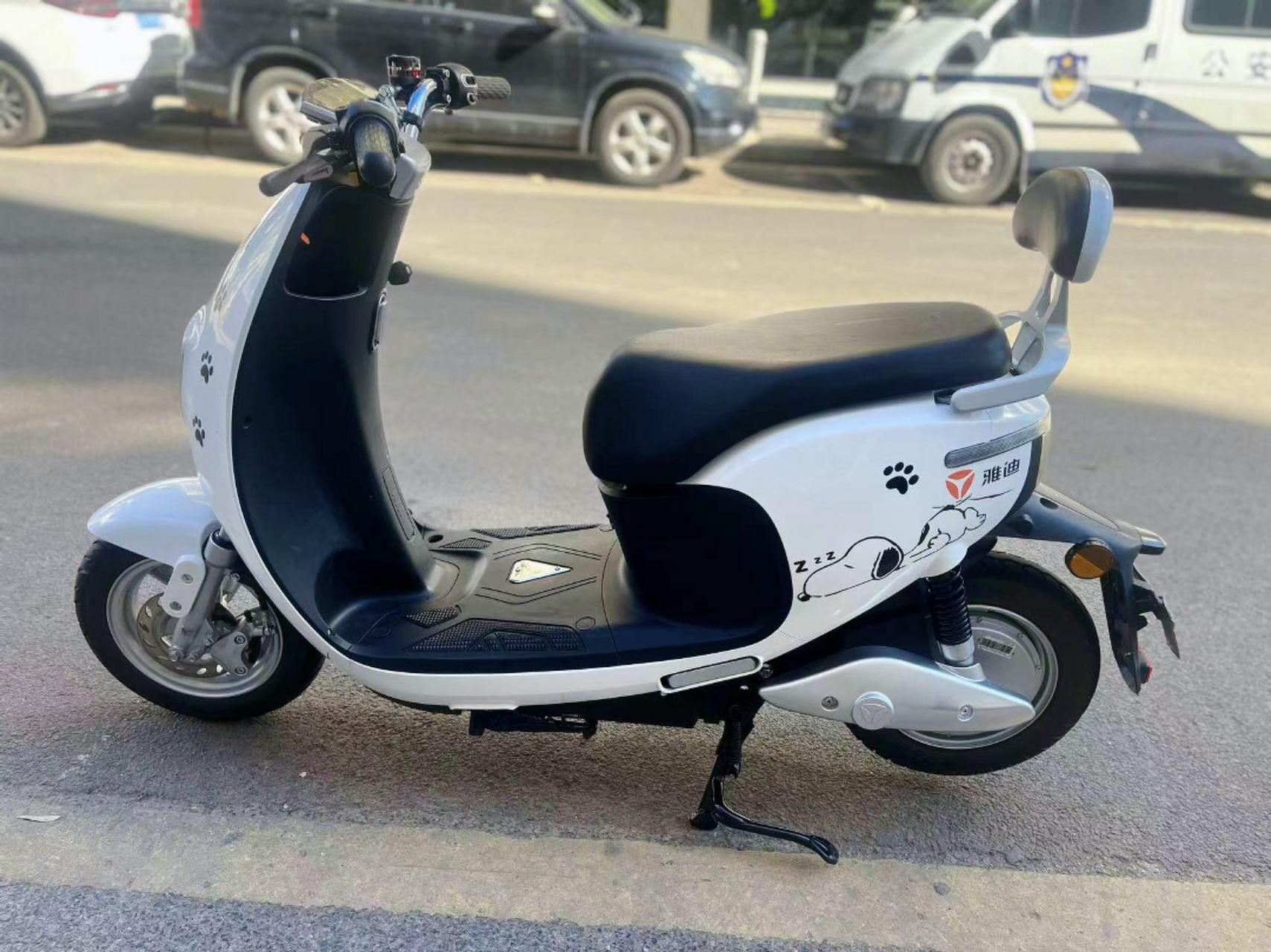 精品白色雅迪米娜电动车,60伏20安铅酸电池,液晶显示屏,弯把龙头,led