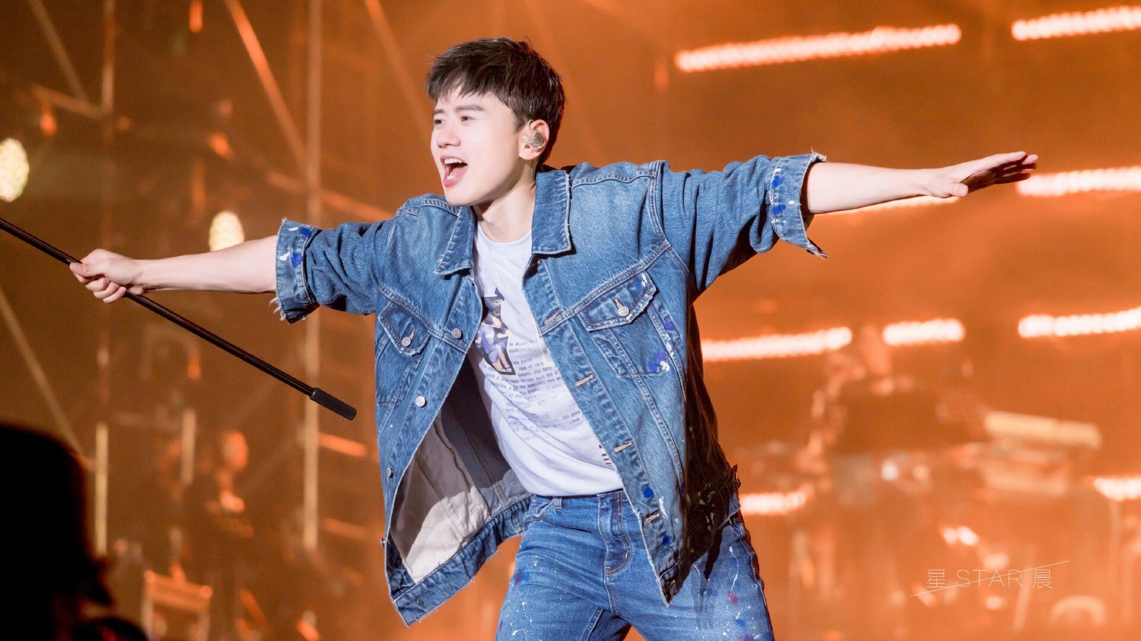 挑战每天用一组图安利张杰 那这种麦克风支架唱歌莫名地很a