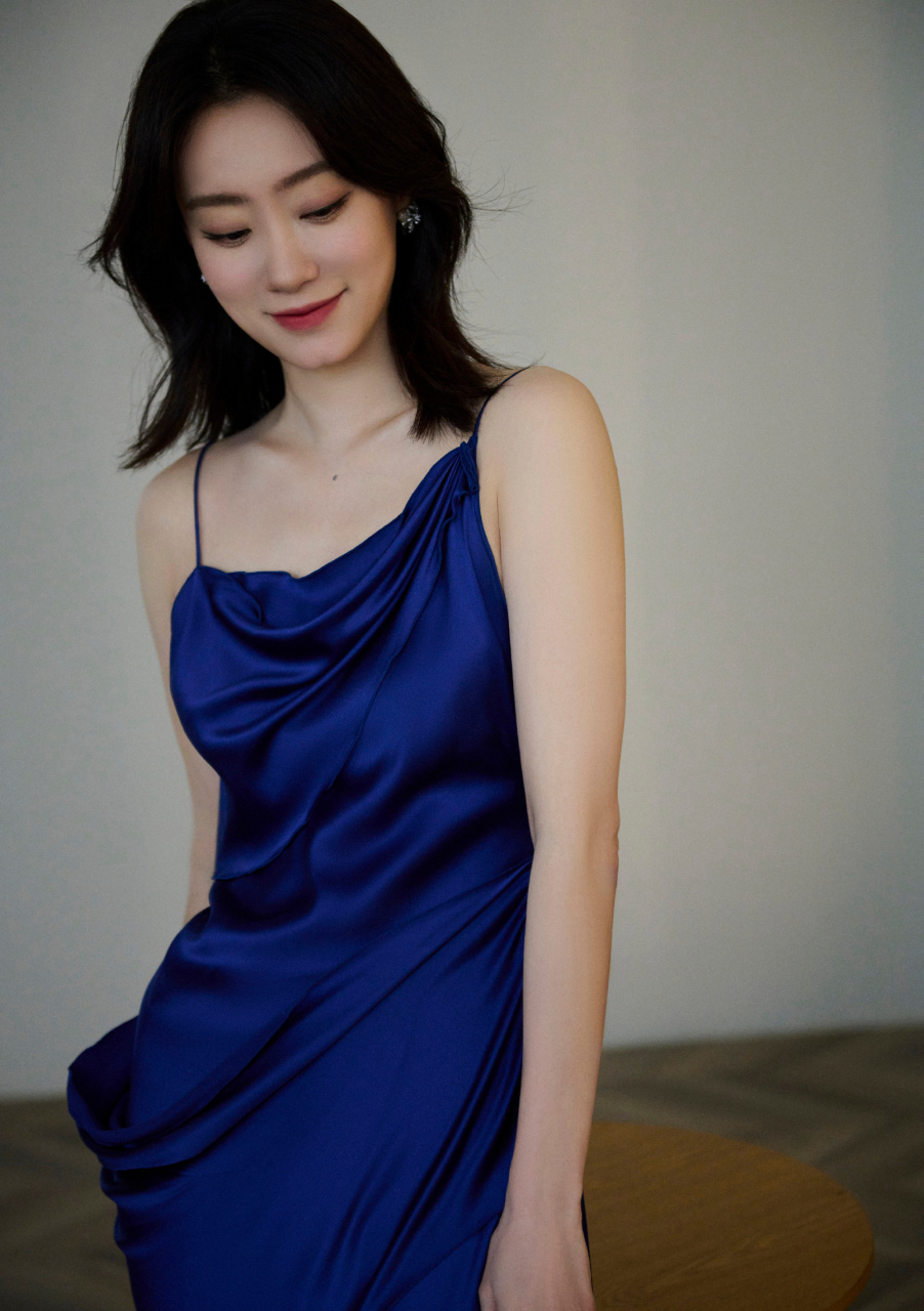 张小斐,蓝色吊带裙,浪漫优雅