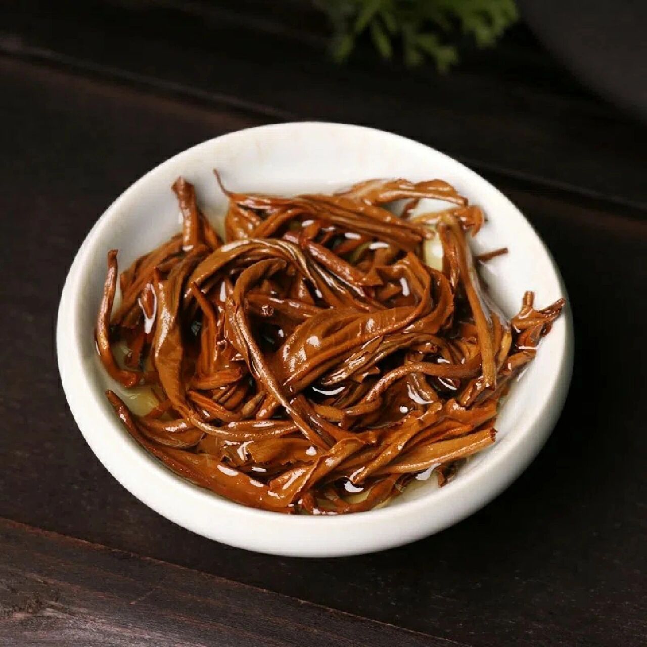 云南松针红茶的作用与功效 云南松针红茶属红茶类,干茶细长挺秀,采用