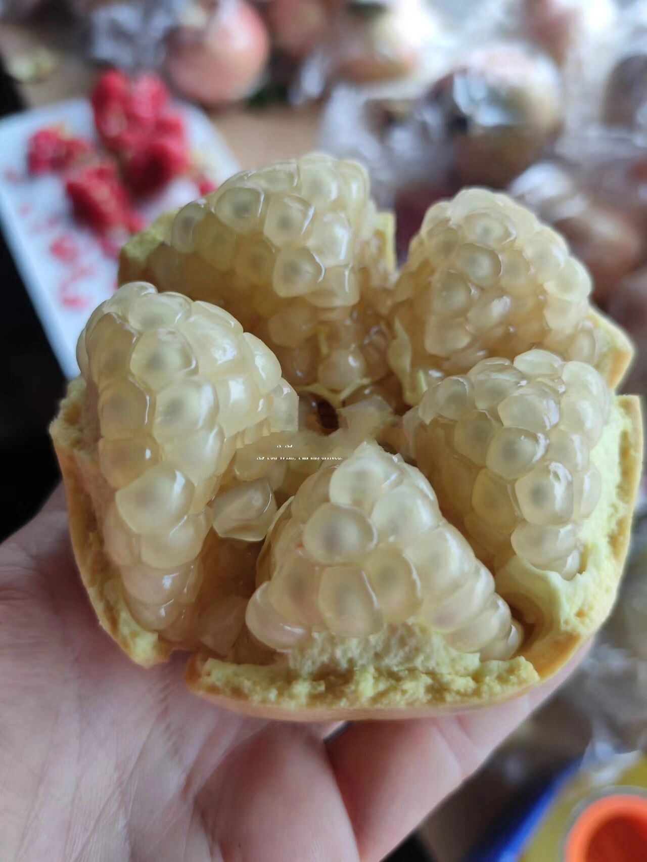 颗颗相拥,粒粒白透,—白石榴 白石榴和红石榴的区别:第一,成熟的时间