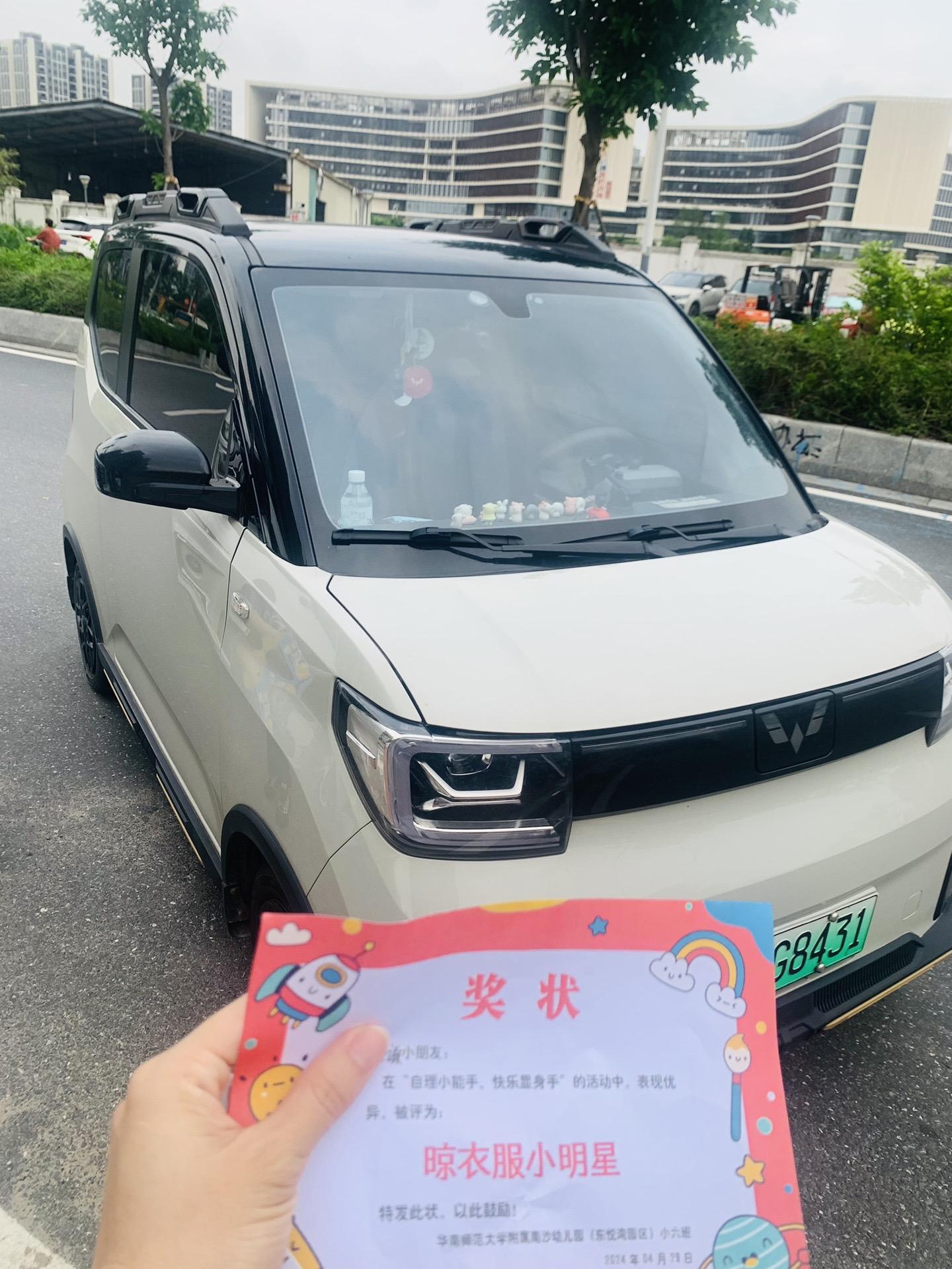 开台几万块钱的五菱车接娃 真的丢人吗? 我想问哪丢人呢? 瞧不起谁呢?