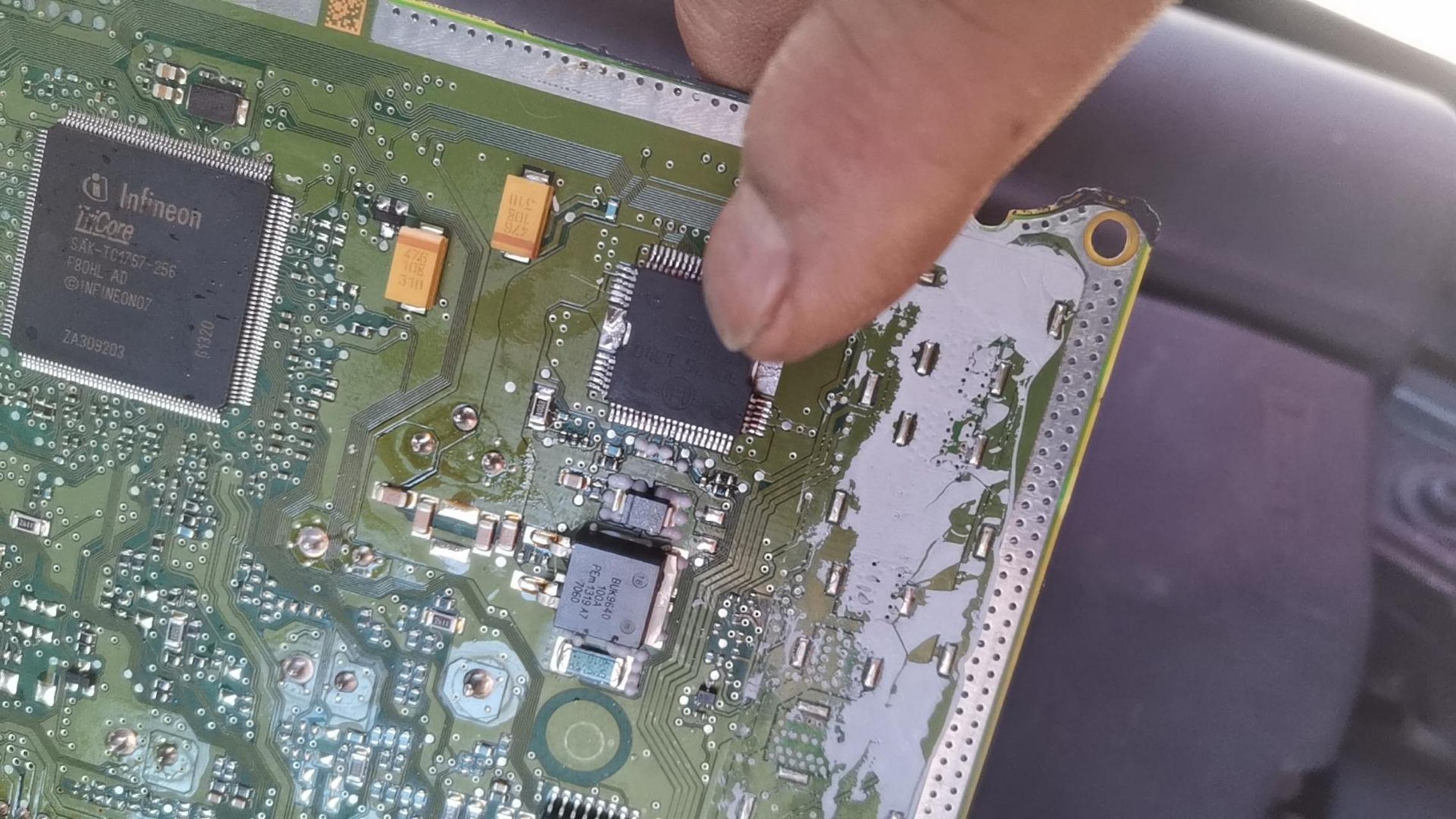 迈腾两个缸不工作!发动机报喷油嘴器b组供电电压!更换此芯片