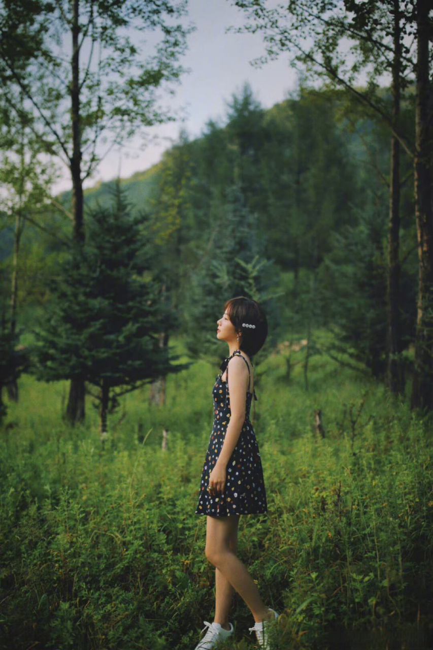 谭松韵碎花小黑裙#谭松韵这组随拍好灵动!