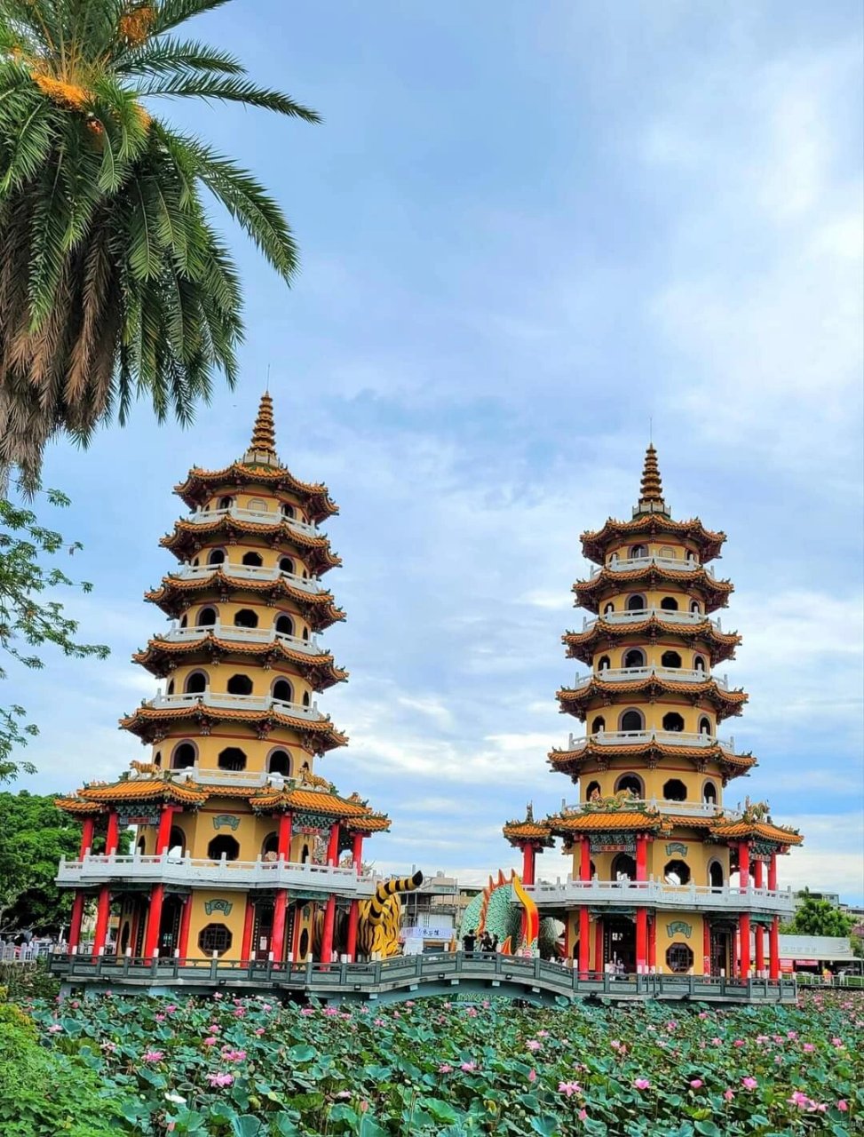 台湾高雄热门景点之一 莲池潭/龙虎塔 高雄热门景点之一的莲池潭风景