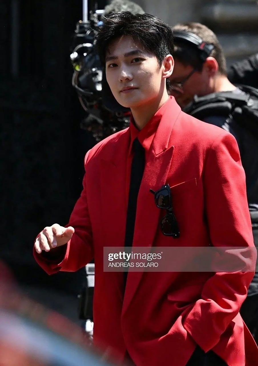 杨洋外网生图,一身红西装有点梦回贾宝玉了