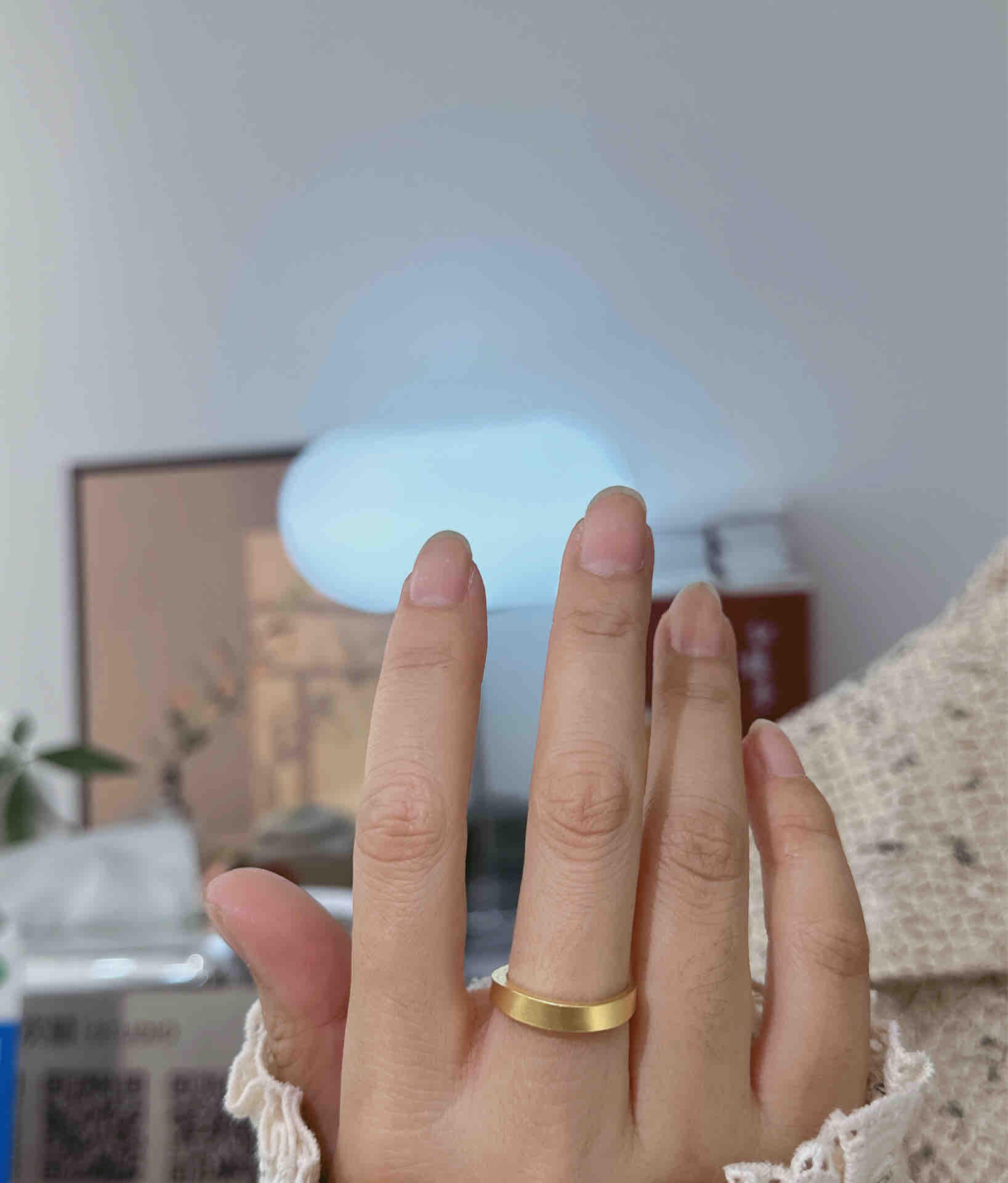 无意间看到:研究周易的说 右手中指带金戒指招财锁财 当代年轻人主打