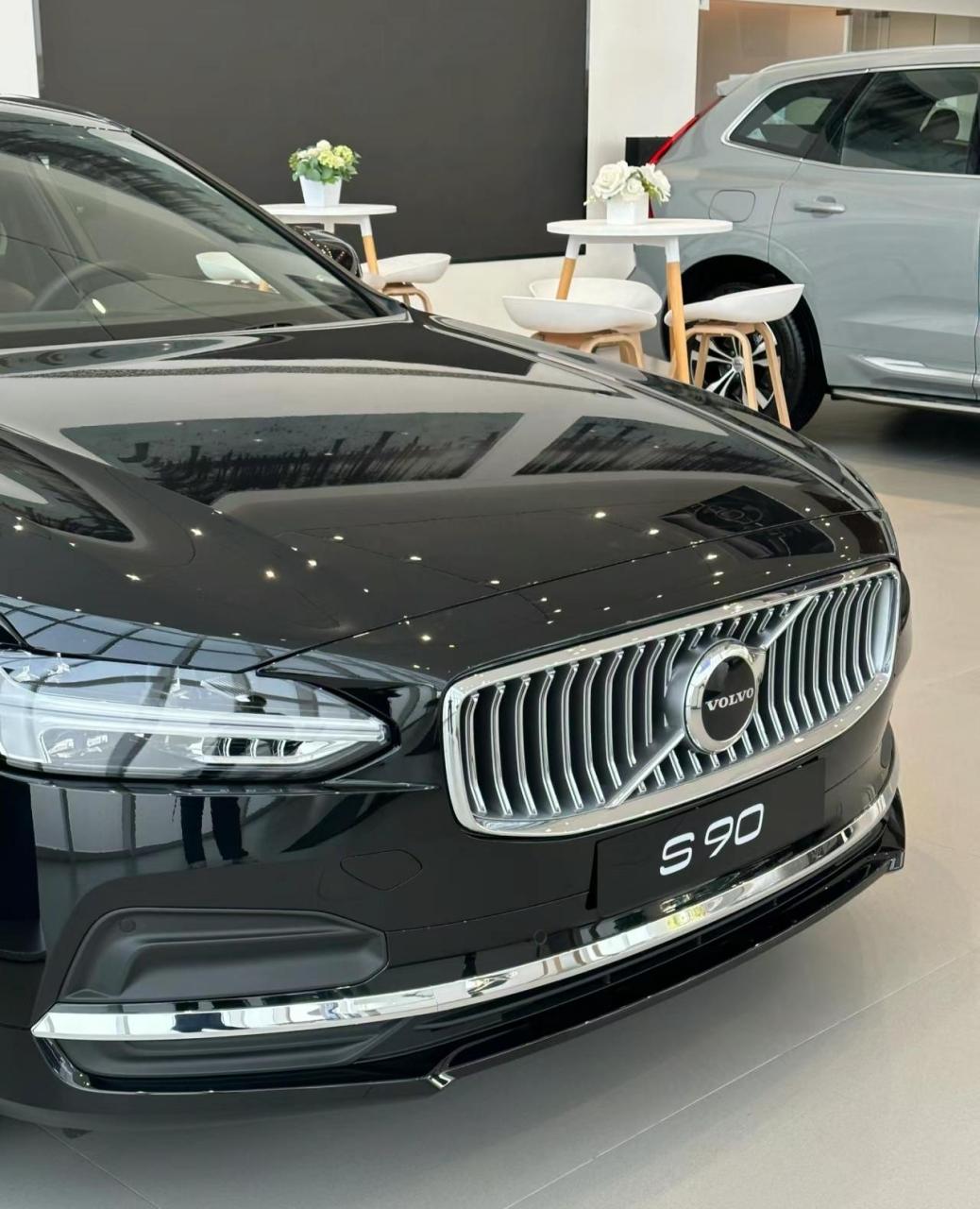 今日推荐车型 沃尔沃s90 b5智远豪华版 颜色:玛瑙黑金属漆 尺寸:5.