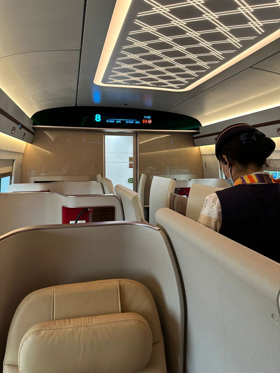 这次长途选择了一个复兴号智能动车组想看看商务座是什么样子的,果然
