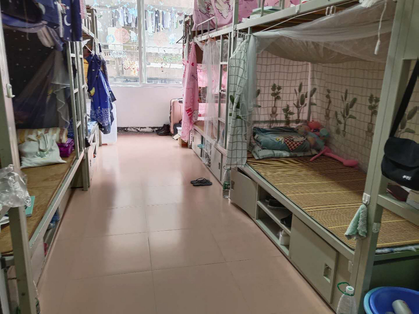 广州城市职业学院宿舍篇(南校区) 图一是普通的上下床宿舍,这种宿舍