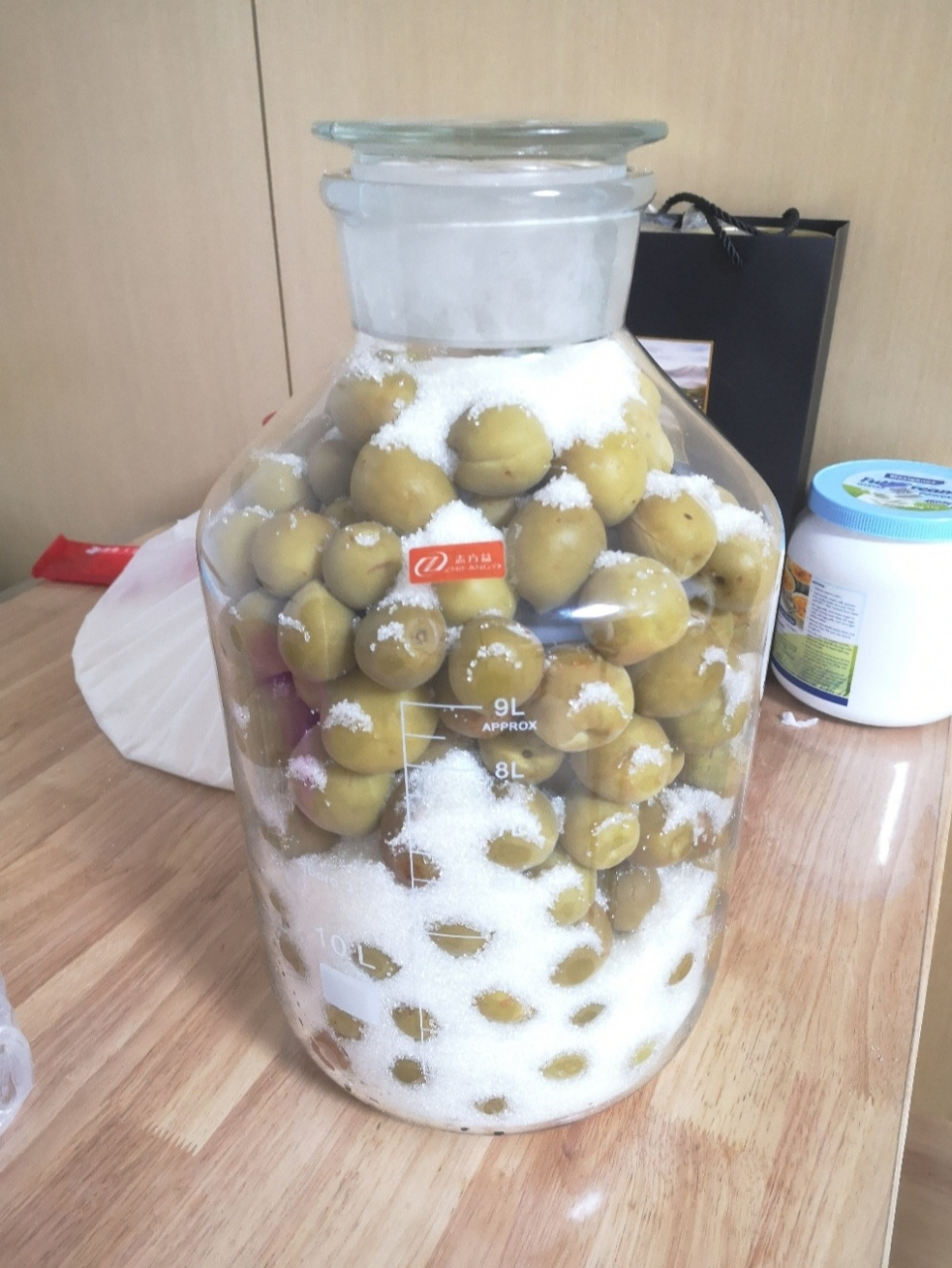 腌青梅步骤更～糖腌2天倒水 放糖腌了两天,水出来这么多这时候可以把