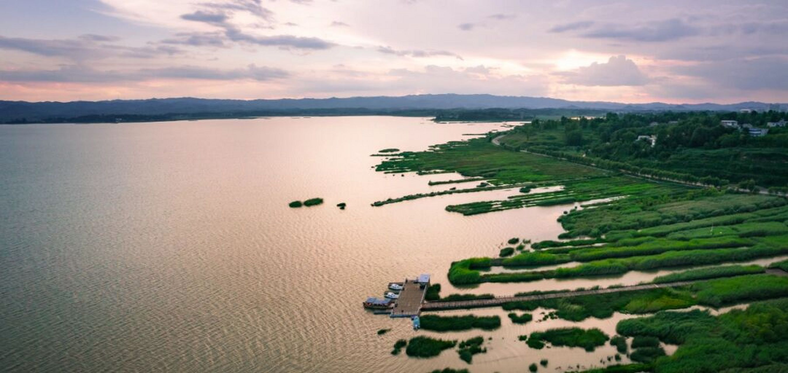 威宁草海是中国三大高原淡水湖之一,目前为了保护湿地,已经不允许