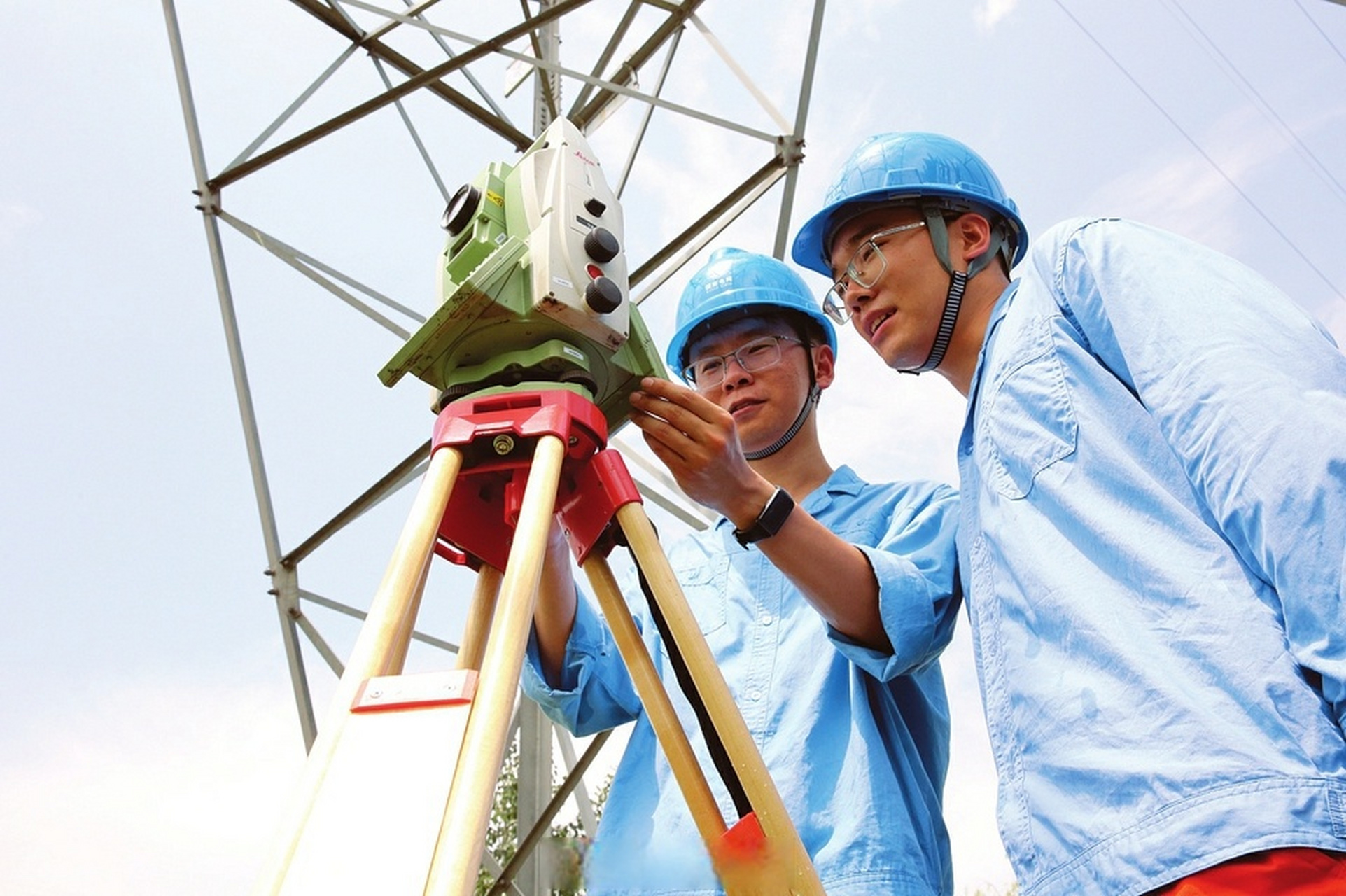 在酷热的天气下,仍有这样一群人默默坚守在户外工作岗位上,他们是城市