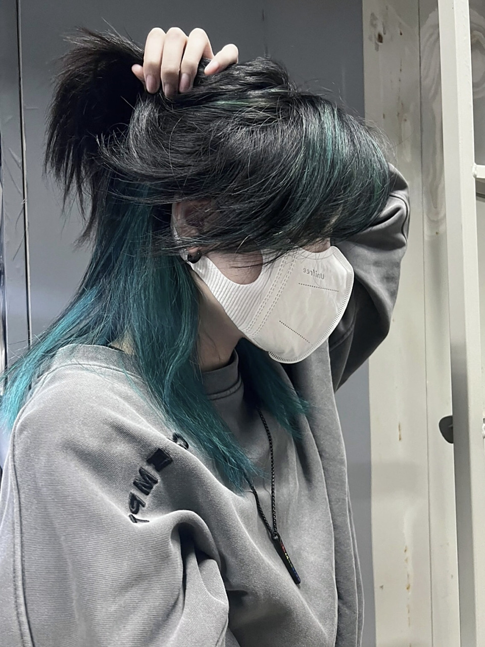 酷帅的发型 挂耳染狼尾鲻鱼头 狼尾鲻鱼头的特征就是前短后长,两边刮