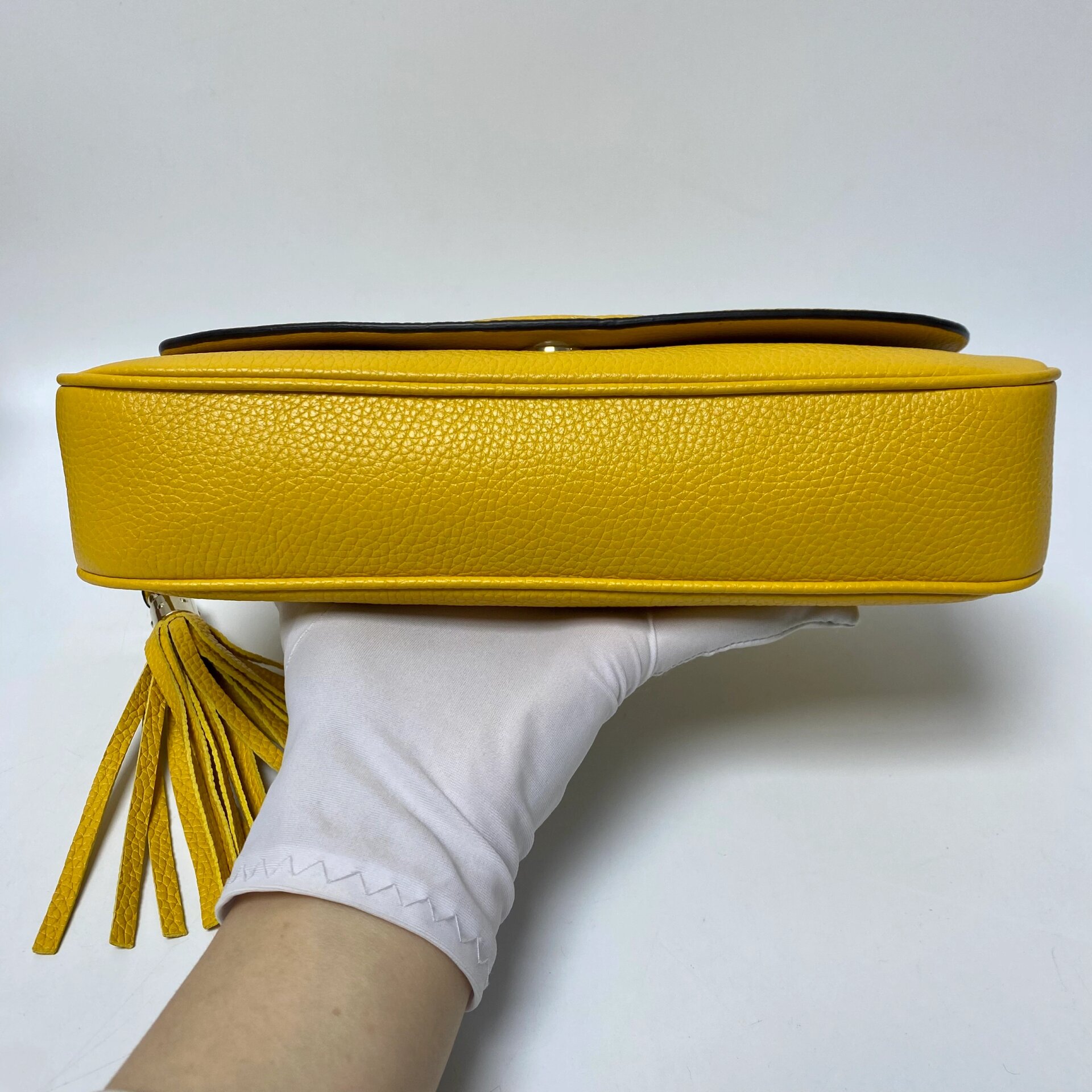 今天新到一只适合夏天的包包 gucci浮雕双g全皮soho的流苏链条包 明亮