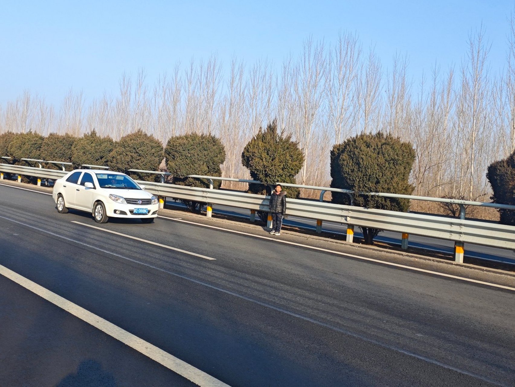 【#馆陶大队救助误上高速顽童#】2 月 13 日 10 时许,邯馆高速 579