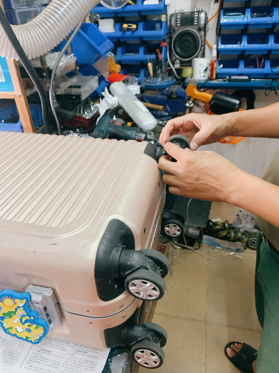 广州行李箱维修店,老板很nice 我最喜欢的行李箱掉了个轮子00 于是