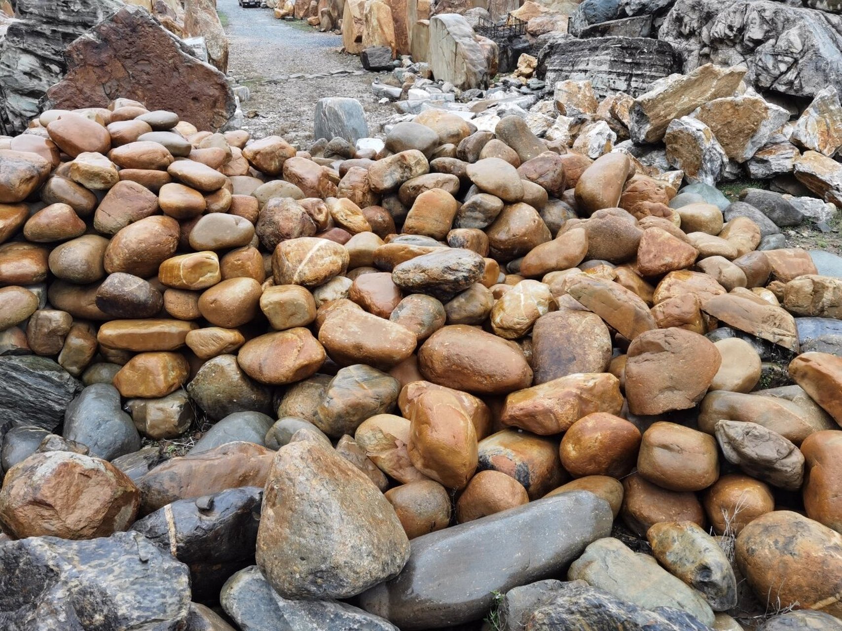 造景石|天然黄色鱼池假山驳岸生态鹅卵石 名称:水冲石 规格:35-70cm