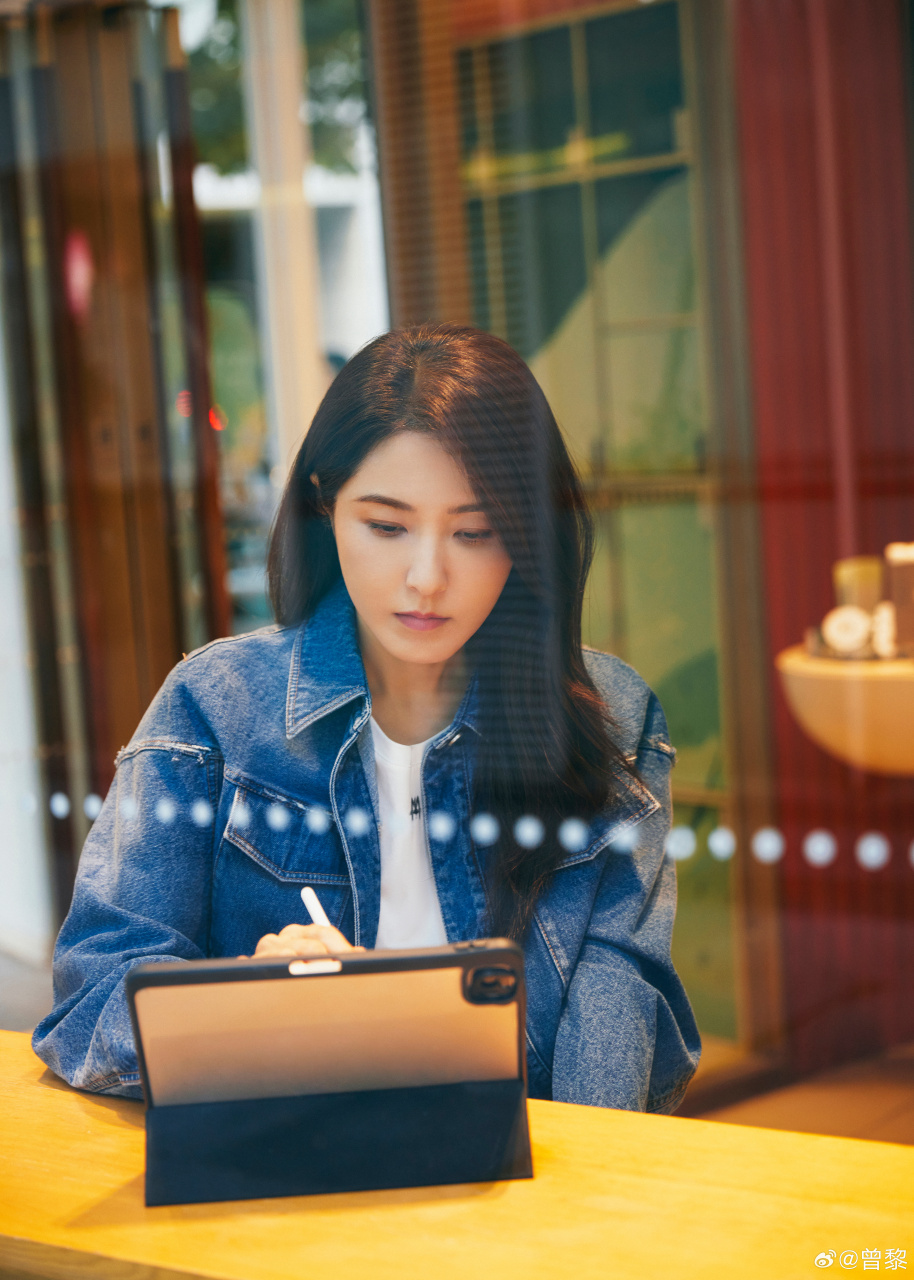 曾黎的穿搭公式# 和大家分享一套简约休闲的通勤look:经典牛仔套装