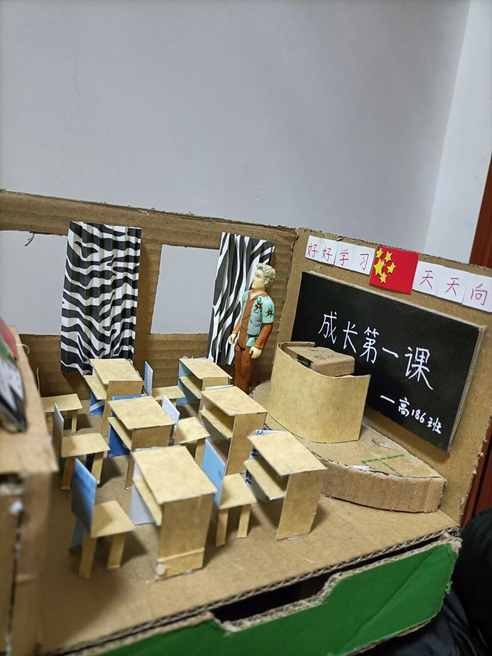 纸壳小手工《教室》 🎈 原创作者在这~ (建议大家做的时候不要像我