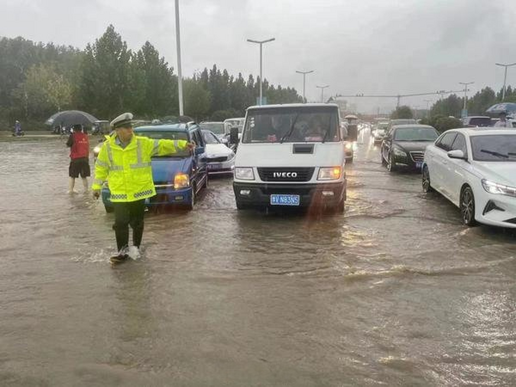 【暴雨中郑州交警全员上岗拖移被困车辆23辆 救助群众13人】7月5日