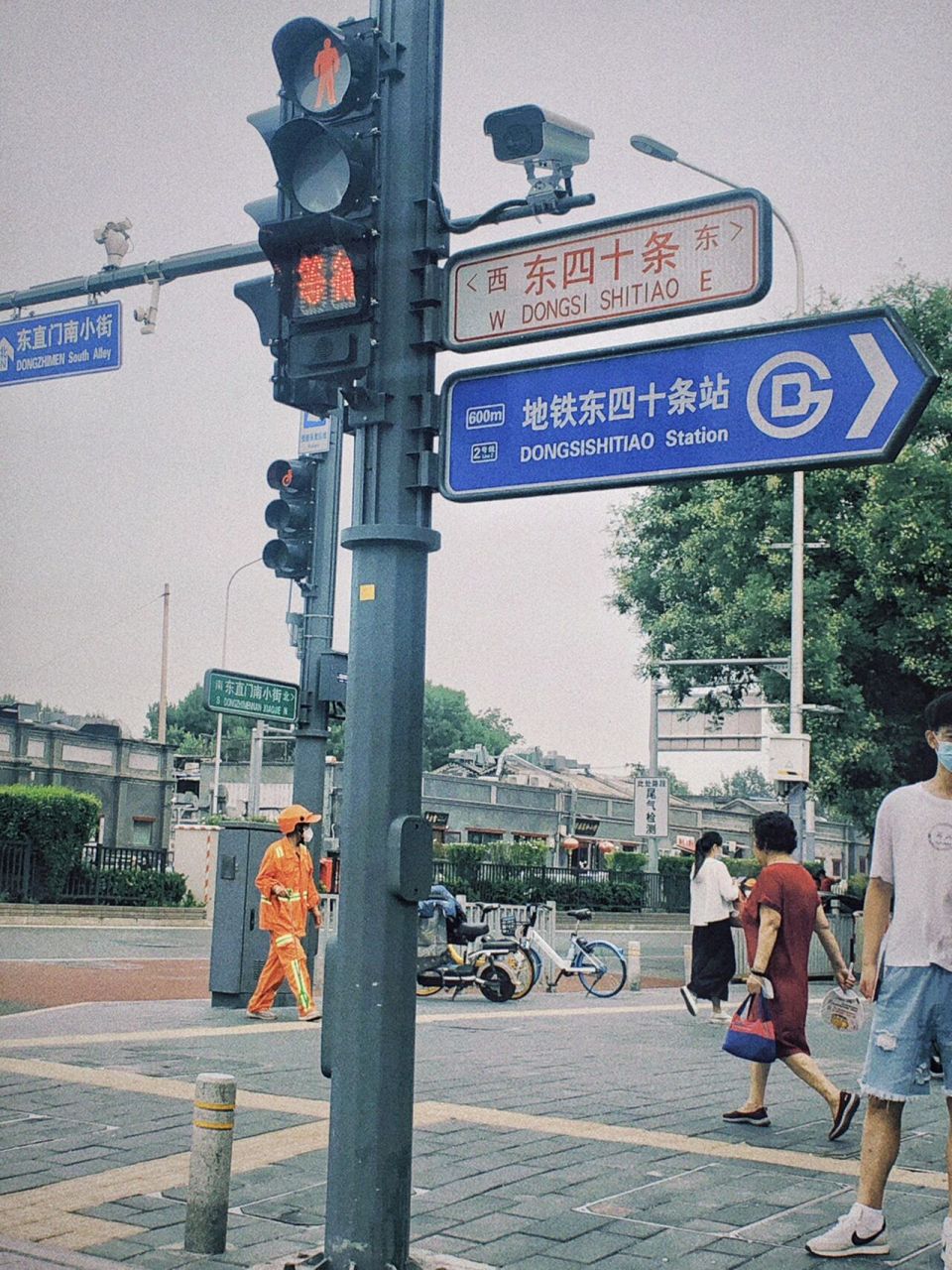 一张图说明白北京路牌"白东西,绿南北" 北京东城区东直门的这一路口