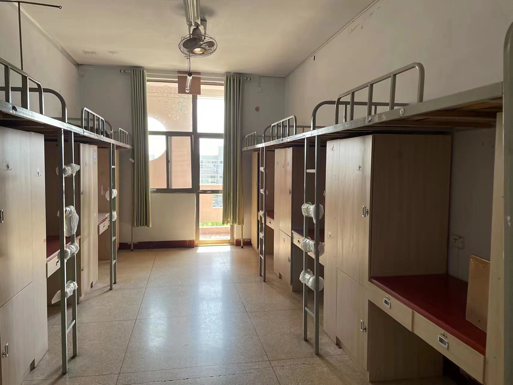 焦作师范高等专科学校宿舍 宿舍六人间 上床下桌 部分独立卫生间