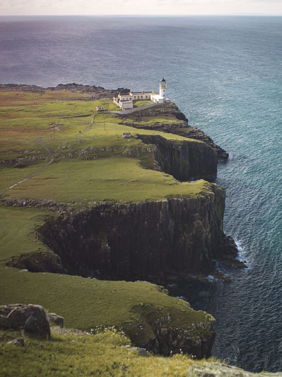 天空岛(isle of skye)又称斯凯岛,是苏格兰内赫布里底群岛最大也是最