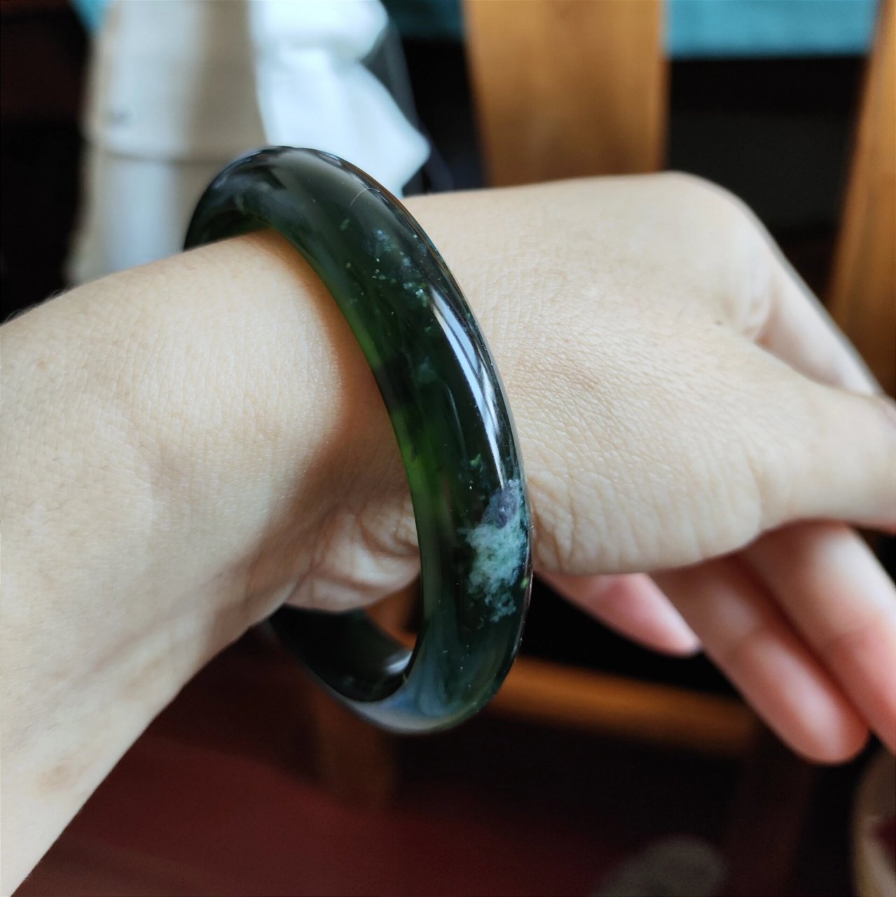 501起光了~ #岫玉手镯# #岫玉501# 又养了几周,渐渐有光感了.