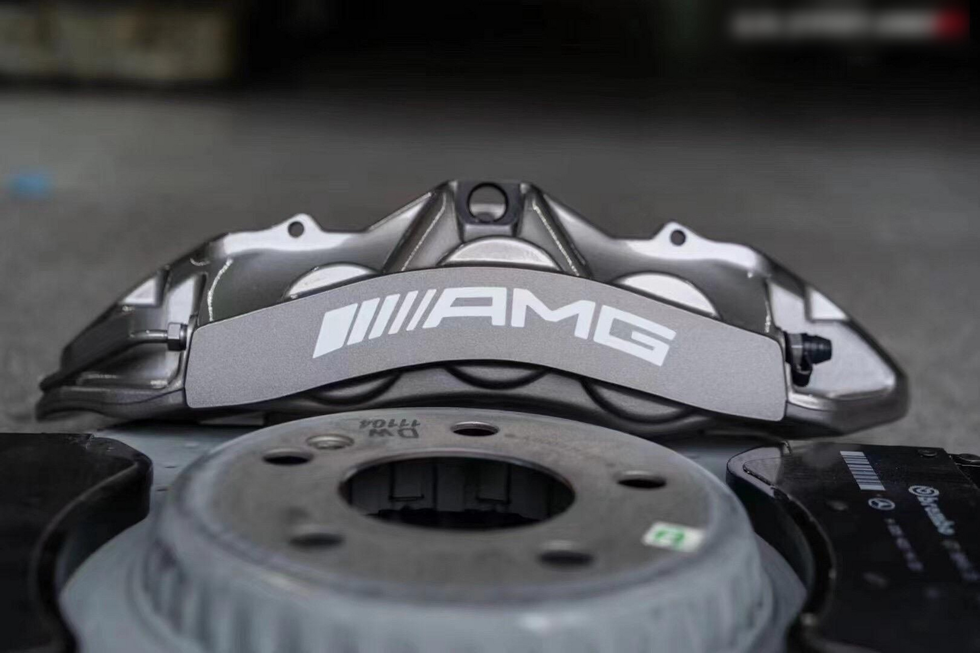 奔驰 w213 e300l升级原厂amg前6活塞刹车卡钳 新车刚提没多久车主就