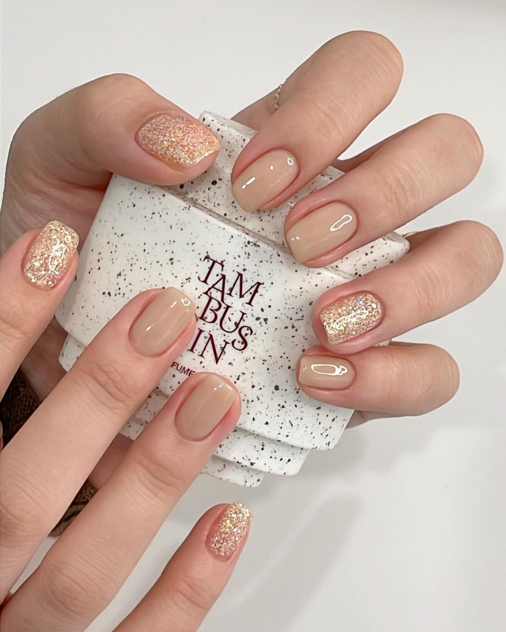 07指尖自带优雅高级感的「燕麦奶茶色美甲」 #美甲推荐