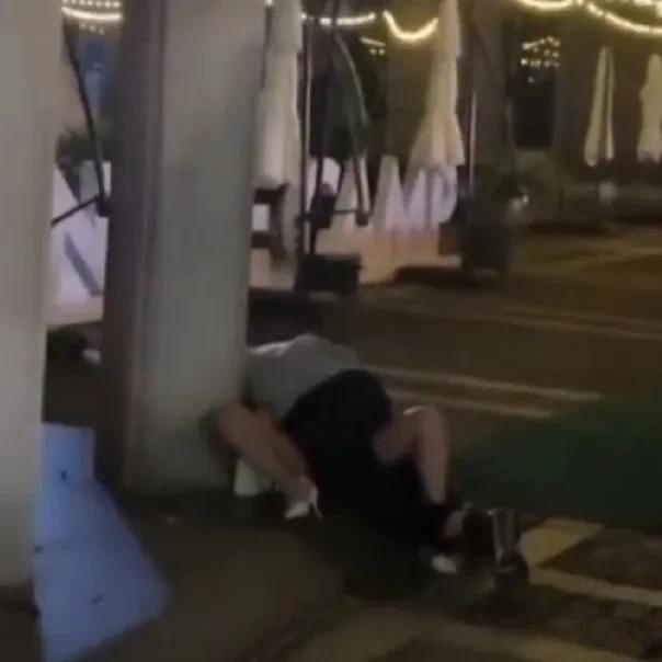 10月17日晚,南京玄武区1912酒吧一条街一名酒醉女子遭人当街性侵