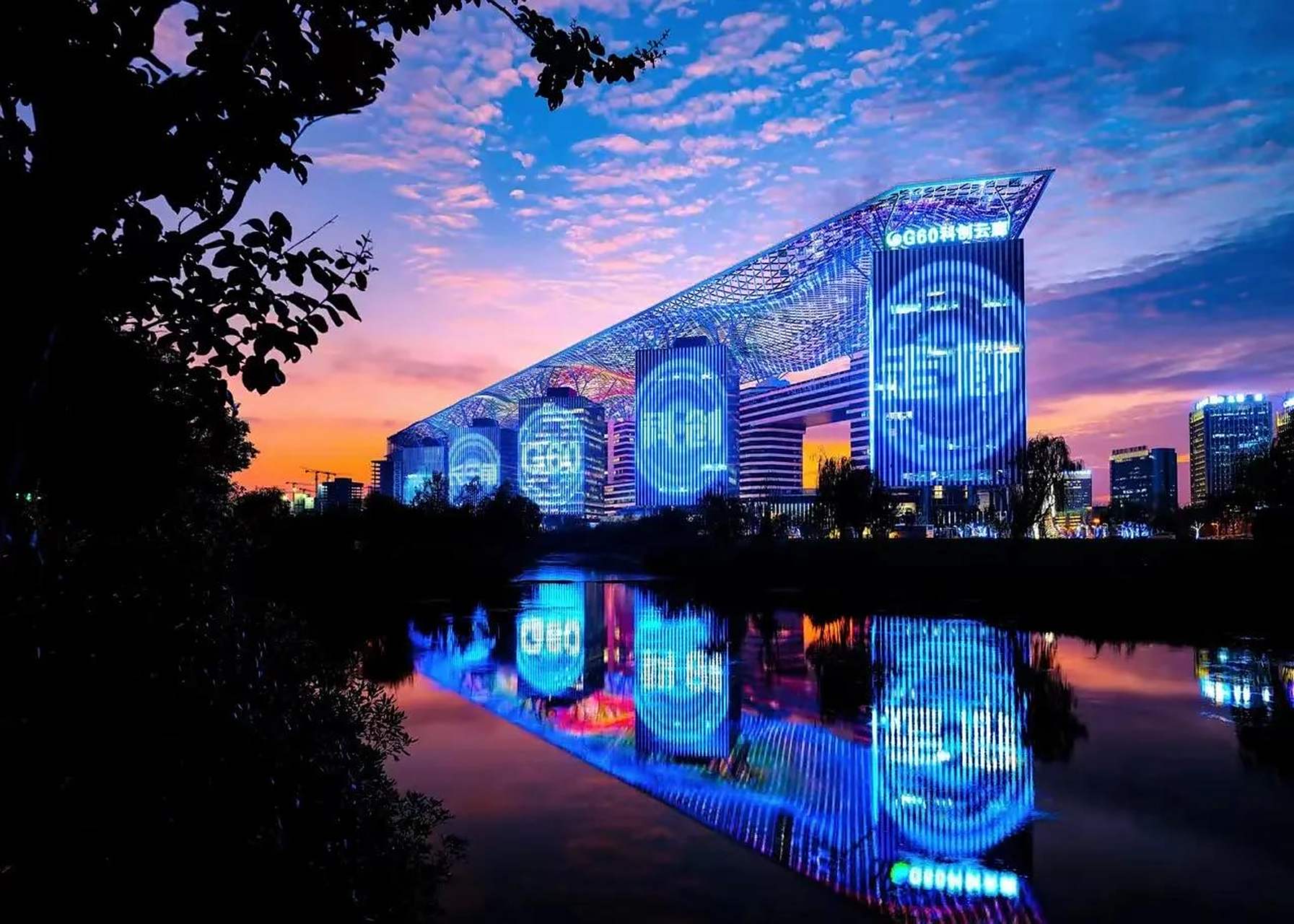 不得不说,松江g60科创云廊从远处看还是蛮壮观的,成为了松江的一个新