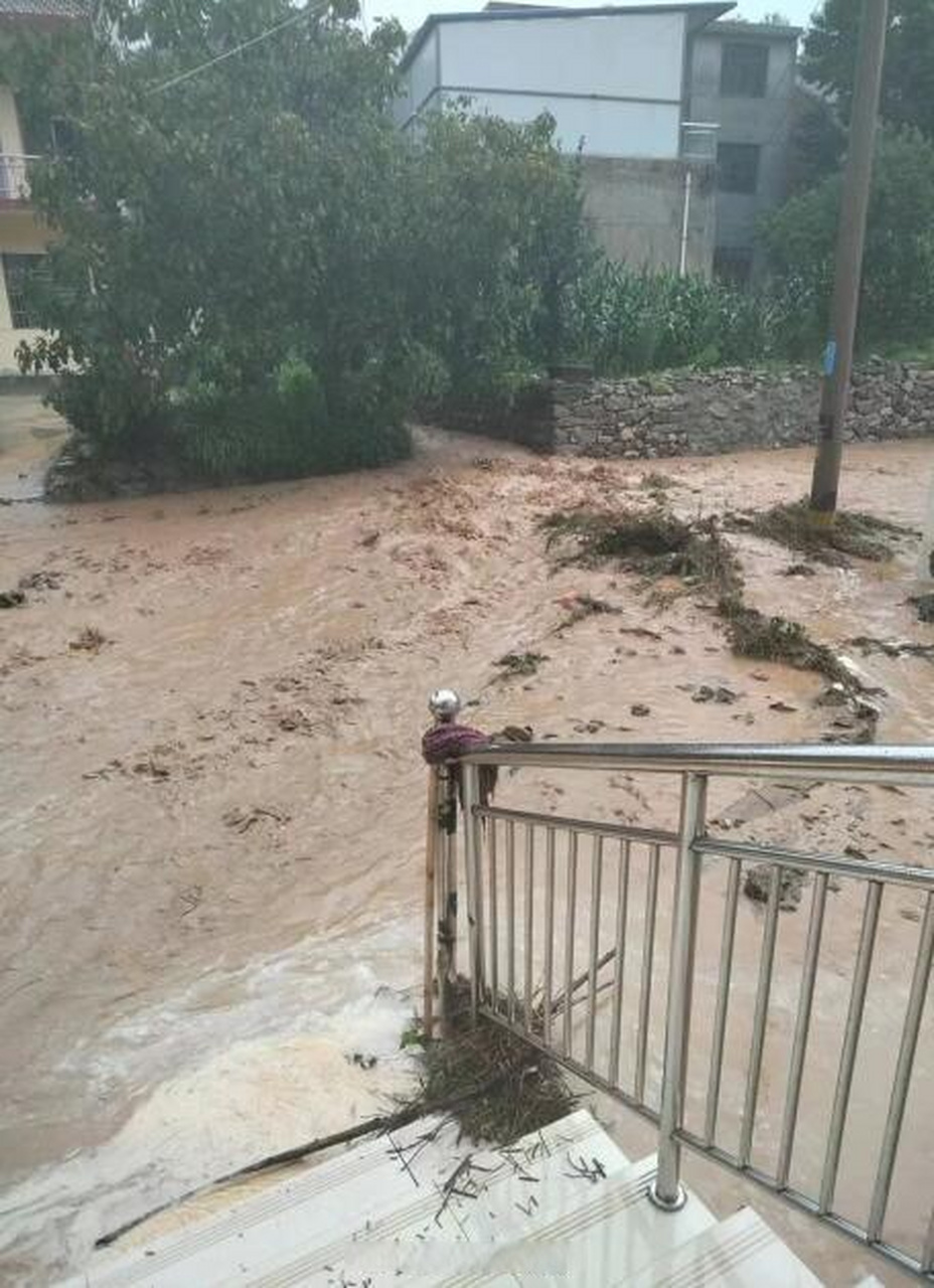 西安蓝田暴雨图片