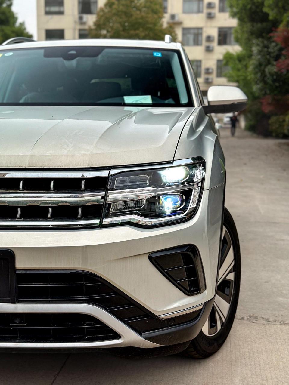 途昂两驱豪华版.大众的冰岛银,放在啥车上,都好看途昂